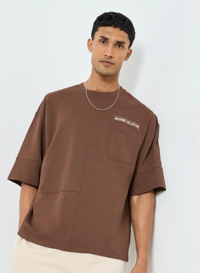 ستايلي تيشيرت بقصة مربعة ومظهر باهت مع طبعة جيب ولوح أمامي